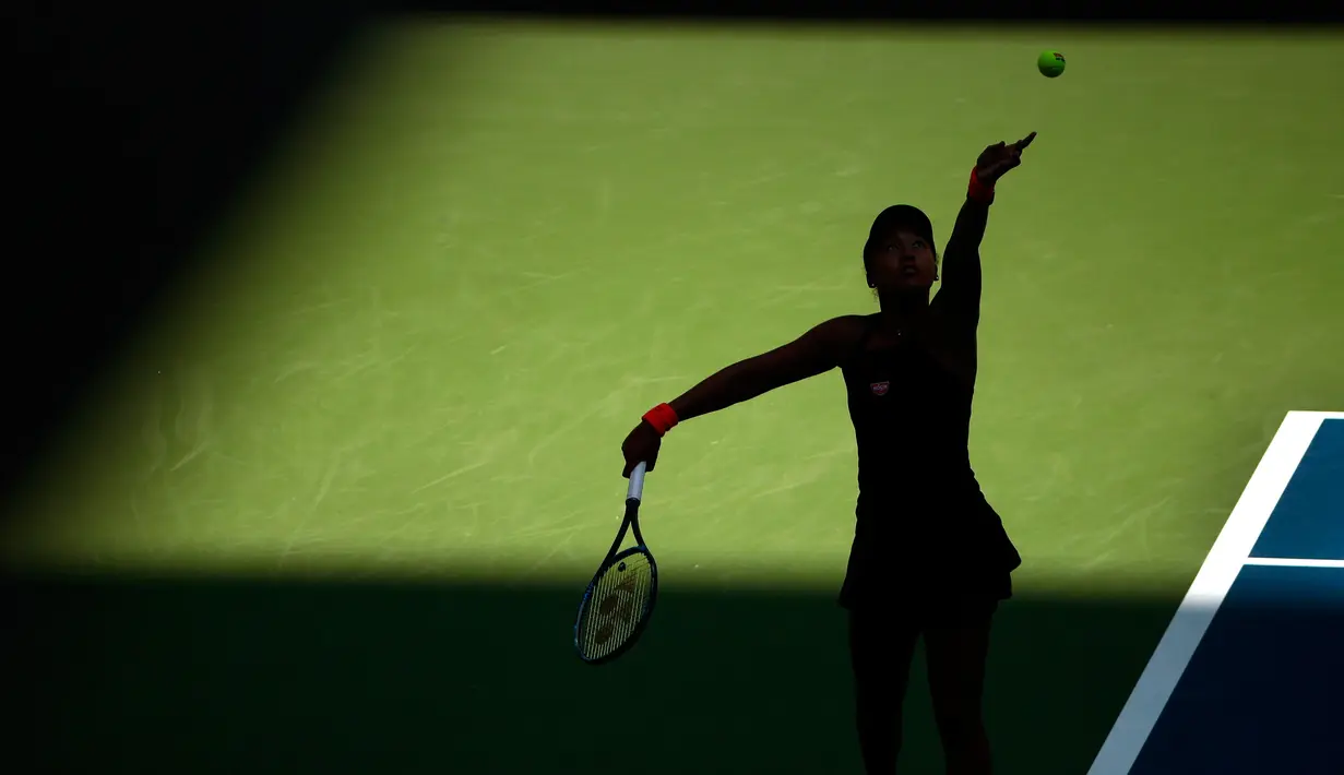 Petenis Jepang, Naomi Osaka bersiap melakukan servis bola ke Aryna Sabalenka (Belarus) dalam laga putaran keempat turnamen Grand Slam AS Terbuka di New York, Senin (3/9). Osaka melaju ke perempat final berkat kemenangan 6-3, 2-6, 6-4. (AP/Andres Kudacki)