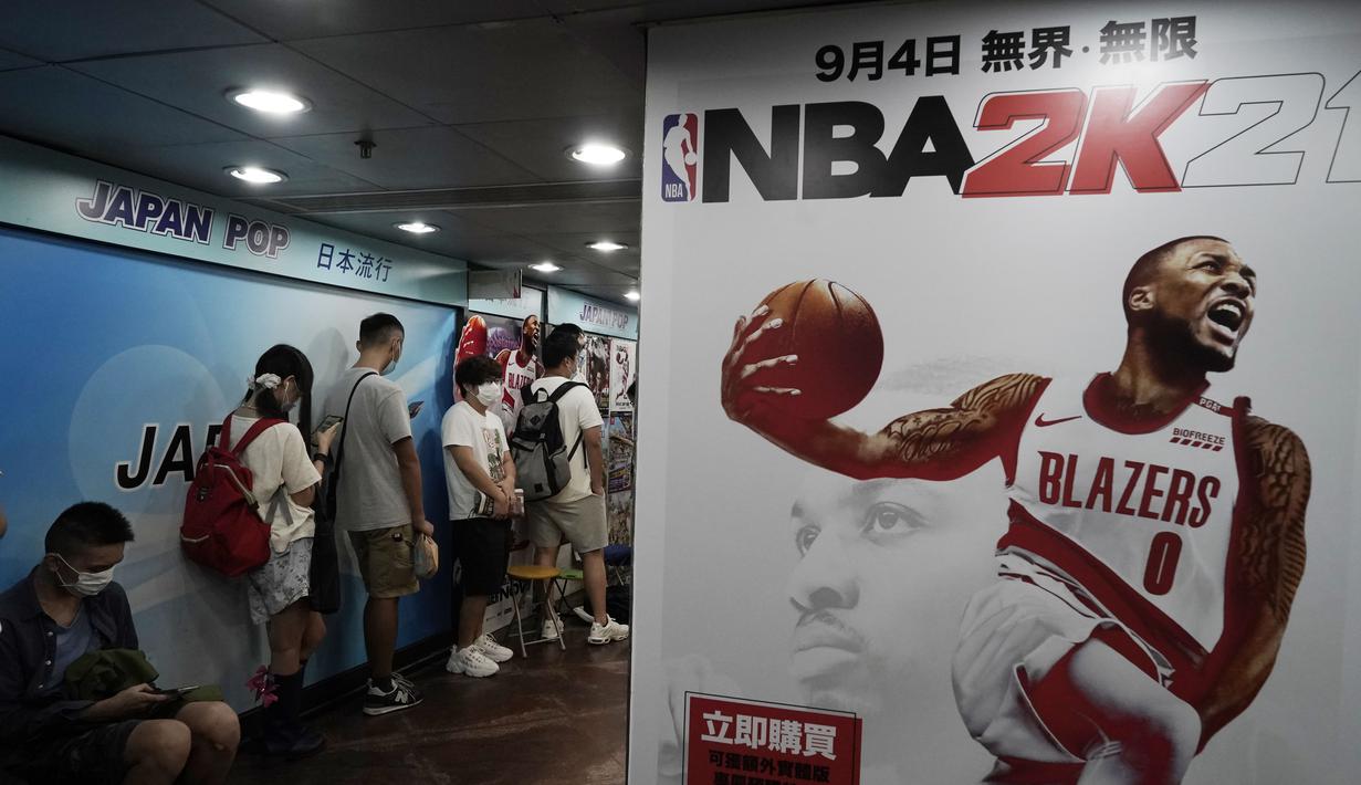 Penggemar game mengantre ikut pre-order game konsol Sony's PlayStation 5 (PS5) di toko retail Hong Kong, Jumat, (18/9/2020). Harga yang dibayarkan akan lebih mahal dari harga yang disebutkan di atas karena ada pajak yang harus dibayarkan pembeli. (AP Photo/Kin Cheung)