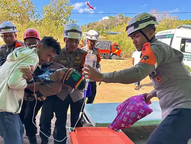 Tim penyelamat mengevakuasi seorang korban gempa di Lamba Leda Utara Nusa Tenggara Timur, Indonesia, Selasa, 18 Agustus 2026. (AP Photo/Firdia Lisnawati)