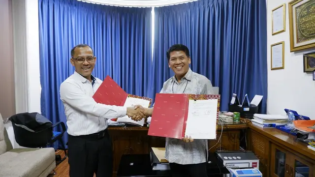 Tribe Leader Logee Transport Dumoli H Sirait (kanan) selepas tandatangan PPJK Residence dengan Akhmad Sopani, Direktur PT Matrix Logistic Indonesia di Jakarta, Kamis (1/12/2022)