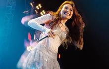 Goyang Heboh Ayu Ting Ting Mengenakan Baju Putih Silver saat Konser Perdana Jadi Sorotan