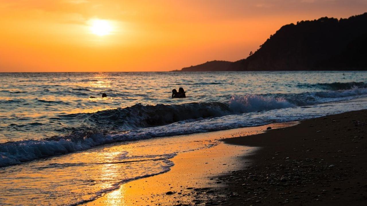 Wisata Pantai Ora