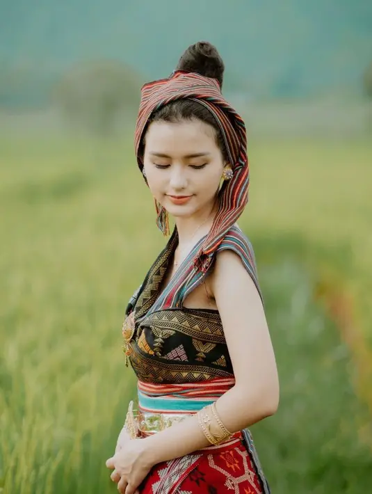 Melalui akun Instagram pribadinya, Sarah Menzel kerap membagikan potretnya dalam balutan baju tradisional. (Instagram/deraian._).