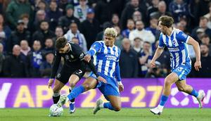 Georgino Rutter melepaskan tekel ke arah Pedro Neto di laga Brighton vs Chelsea, Rabu (22/4/2026) (Gareth Fuller/PA via AP)