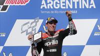 Pembalap Aprilia Racing, Aleix Espargaro, berhasil meraih podium juara MotoGP Argentina di Sirkuit Termas de Rio Hondo, Senin (4/4/2022) dini hari WIB. (AP Photo/Nicolas Aguilera)