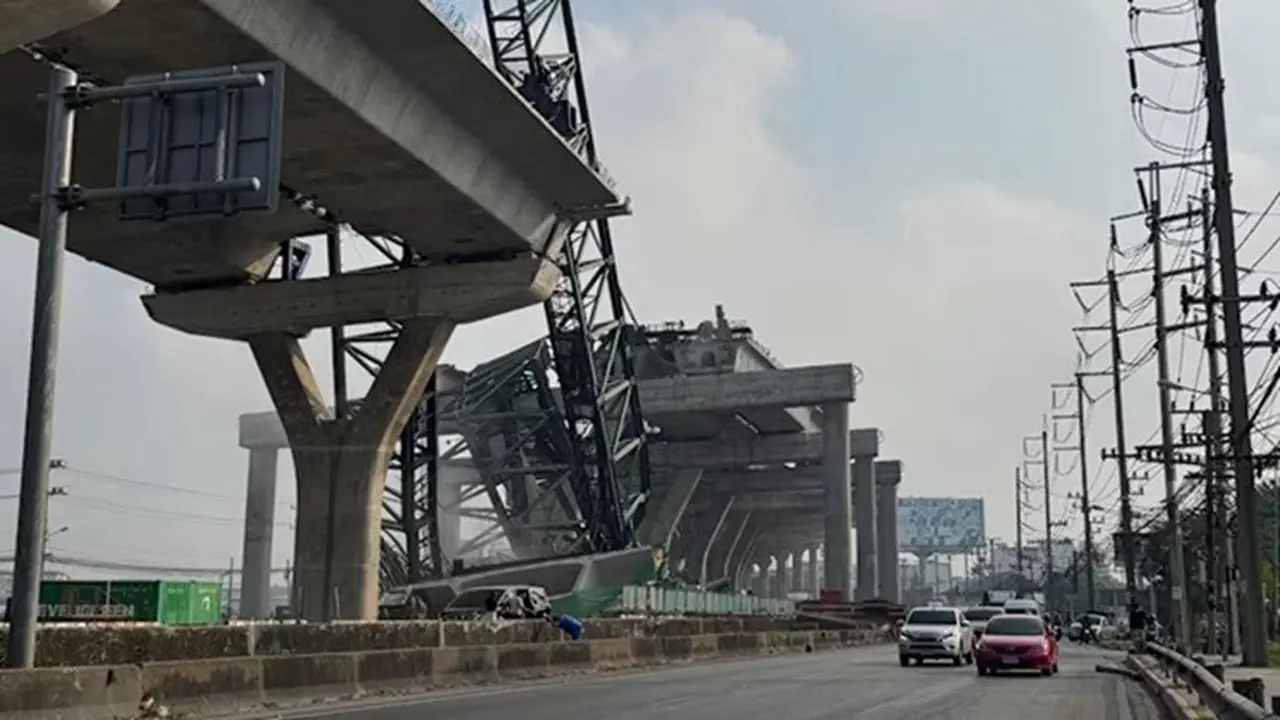 Sebuah crane di lokasi proyek pembangunan jalan tol di pinggiran Bangkok ambruk dan menewaskan dua orang pada Kamis (15/1/2026).