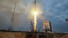 Roket Soyuz-2.1b dengan stasiun otomatis pendarat bulan Luna-25 lepas landas dari landasan peluncuran di Kosmodrom Vostochny di Timur Jauh Rusia, pada Jumat, 11 Agustus.  (Roscosmos State Space Corporation via AP)