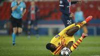 Ousmane Dembele dari Barcelona meringis kesakitan setelah mendapat tantangan di Liga Champions, babak 16 besar, pertandingan sepak bola leg kedua antara Paris Saint-Germain dan FC Barcelona di stadion Parc des Princes di Paris, Rabu, 10 Maret 2021. (AP Ph