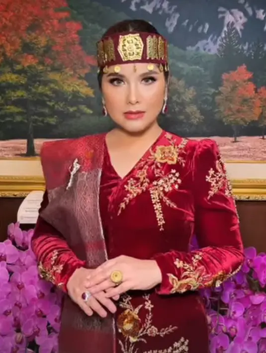 Annisa Pohan pilih busana adat Batak Karo untuk hadiri Upacara Kemerdekaan RI di Istana Negara. Ia mengenakan kebaya velvet merah dengan bordir emas dan selendang bahu tenun yang mewah [@annisayudhoyono]