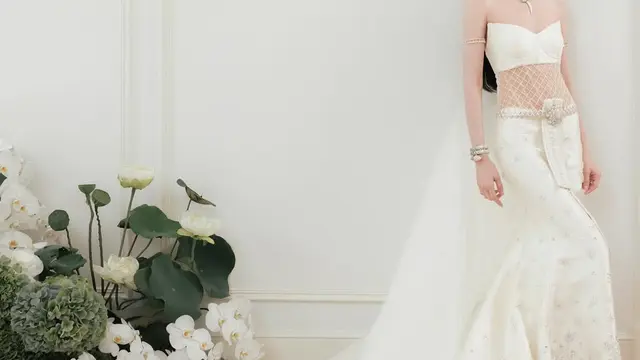 Potret Davika Hoorne Tampil Anggun dalam Gaun Adat Thailand Berhiaskan Koleksi BVLGARI Serpenti di Upacara Adat