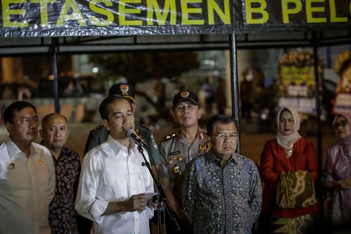 Jokowi meninjau lokasi ledakan Kampung Melayu (liputan6.com/