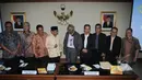Ketua BPK, Harry Azhar Aziz (berpeci) berbincang dengan Plt Ketua KPK, Taufiequrachman Ruki jelang melakukan pertemuan tertutup di Gedung BPK, Jakarta, Rabu (11/3/2015). (Liputan6.com/Helmi Fithriansyah)