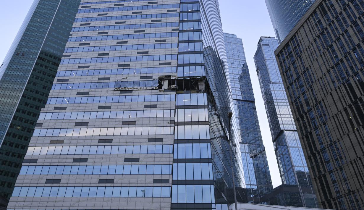 Wali Kota Moskow Sergei Sobyanin mengatakan serangan itu "merusak bagian luar dua gedung di distrik Kota Moskow secara tidak signifikan". (AP Photo)