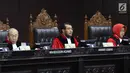 Ketua Mahkamah Konstitusi Anwar Usman (tengah) memimpin sidang uji materi UU KPK di Gedung MK, Jakarta, Senin (30/9/2019). Panel Majelis Hakim Konstitusi menyoroti ketiadaan nomenklatur UU KPK hasil revisi tersebut. (Liputan6.com/Angga Yuniar)