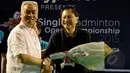 Tan Joe Hok (kanan) mendapat ucapan selamat saat acara Single Badminton Open Championship 2015, Tenis Indoor Senayan, Jakarta, Jumat (10/9/2015). Saat acara tersebut Tan Joe Hok dianugerahi Lifetime Achievement. (Liputan6.com/Yoppy Renato)