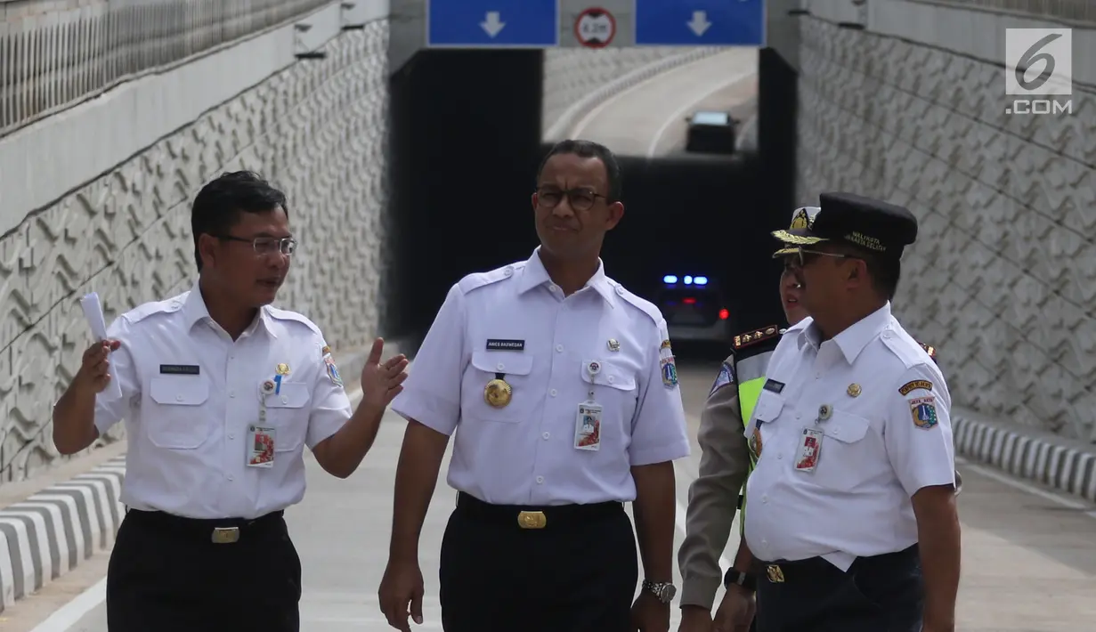 Gubernur DKI Jakarta Anies Baswedan bersama Wali Kota Jakarta Selatan Tri Kurniadi dan Kepala Dinas Bina Marga DKI Jakarta Yusmada Faizal meninjau lokasi saat peresmian Lintas Bawah Kartini, Jakarta Selatan, Rabu (28/2). (Liputan6.com/Arya Manggala)