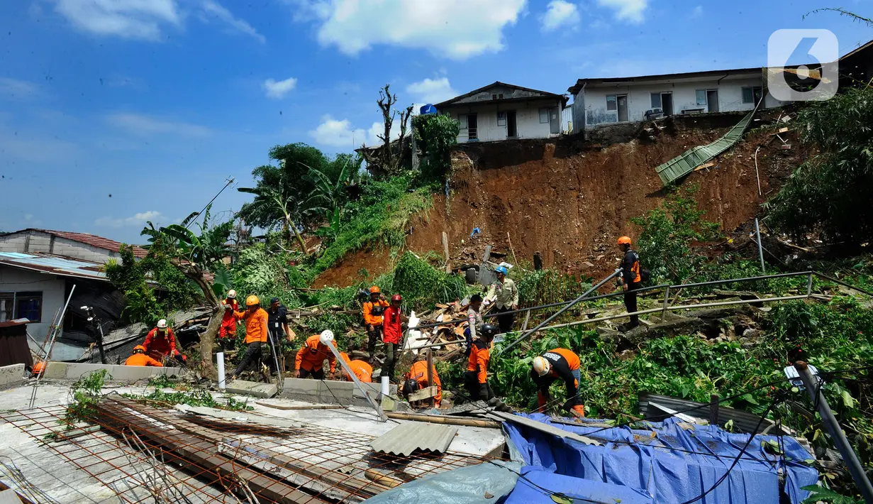 Tim SAR gabungan melakukan pencarian warga yang tertimbun tanah longsor di Kampung Kebon Jahe, Kelurahan Kebon Kelapa, Kecamatan Bogor Tengah, Kota Bogor, Kamis (13/10/2022). Warga tertimbun longsor tebing saat hujan deras pada Rabu sore. (merdeka.com/Arie Basuki)