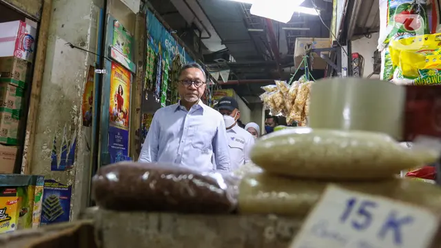 FOTO: Jelang Idul Adha, Menteri Perdagangan Zulkifli Hasan Pantau Harga Bahan Pokok di Pasar Cibubur