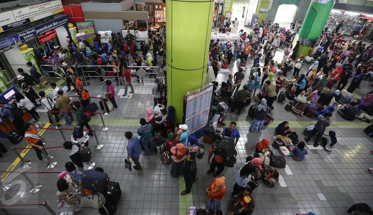 Suasana arus mudik sejumlah calon penumpang kereta api di Stasiun Gambir, Jakarta, Selasa (28/6). Memasuki H-8 Idul Fitri, warga mengaku sengaja mudik Lebaran lebih awal guna memanfaatkan libur panjang sekolah. (Liputan6.com/Faizal Fanani)