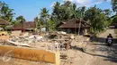 Rumah yang akan terkena dampak penggenangan Waduk Jatigede Jatigede di Desa Cipaku, Sumedang, Jawa Barat, rata dengan tanah, Senin (31/8/2015). Beberapa warga masih ada yang bertahan karena belum tuntasnya soal ganti rugi.(Liputan6.com/Faizal Fanani)