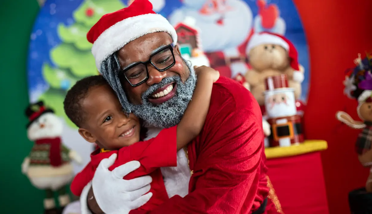 Perayaan Natal di favela ini juga menampilkan presentasi siswa, musik, dan permainan. (AP Photo/Bruna Prado)