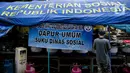 Kondisi Dapur Umum Kementerian Sosial di GOR Otista, Jakarta, Minggu (21/2/2021). Dalam sehari, petugas menyiapkan hingga 6.000 paket nasi kotak yang didistribusikan ke 11 kelurahan terdampak banjir. (Liputan6.com/Faizal Fanani)