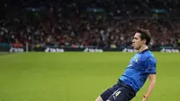 Pemain Timnas Italia, Federico Chiesa melakukan selebrasi usai mencetak gol ke gawang Timnas Spanyol pada semifinal Euro 2020 di Stadion Wembley, Rabu (7/7/2021) dini hari WIB. (Frank Augstein / POOL / AFP)