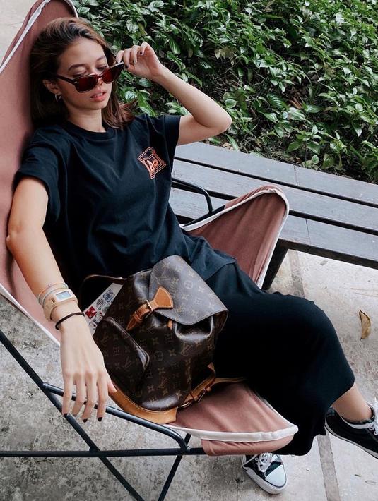 Tak hanya anggun, wanita 26 tahun ini juga tampil trendi dengan memakai kacamata. Seperti kali ini, Yuki Kato tampak simepl mengenakan kaus hitam yang dipadukan dengan kulot senada. Kacamata yang dipakai membuatnya makin stylish. (Liputan6.com/IG/@yukikt)