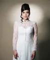 Kali ini, Maia tampil bak pengantin klasik dalam balutan gaun lace putih yang feminin, dipadukan dengan tatanan rambut menjulang tinggi yang langsung mengingatkan pada gaya glamor era 60-an. Penampilannya sukses memberi kesan anggun, mewah, sekaligus artsy dalam waktu bersamaan. [@maiaestiantyreal].