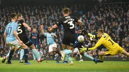 Gelandang Manchester City Raheem Sterling (tengah) mencetak gol pembuka ke gawang Rotherham United pada putaran ketiga Piala FA di Stadion Etihad, Manchester, Inggris, Minggu (6/1). City  membantai Rotherham 7-0. (Oli SCARFF/AFP)