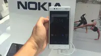 Tampak depan Nokia 5. (Liputan6.com/Jeko Iqbal Reza)