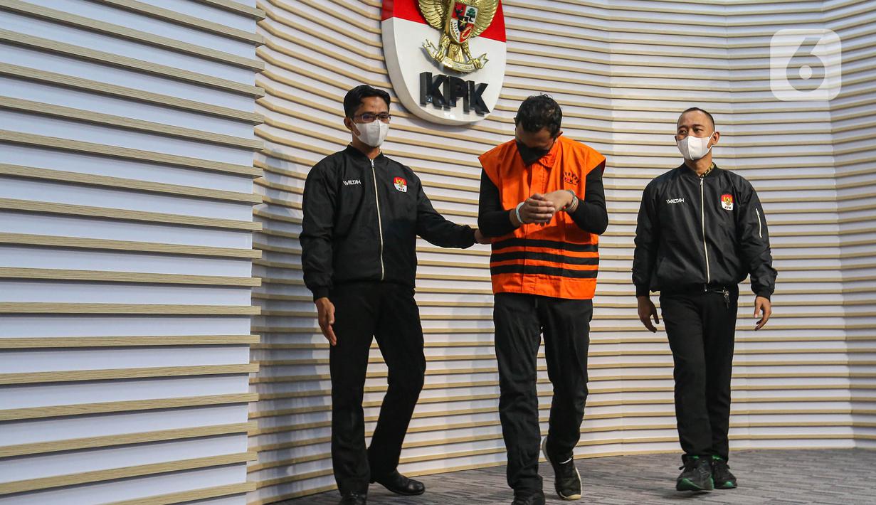 Bupati Sidoarjo Ahmad Muhdlor Ali (tengah) mengenakan rompi orange usai mengikuti konferensi pers penahanannya sebagai tersangka di Gedung Merah Putih Komisi Pemberantasan Korupsi (KPK), Jakarta, Selasa (7/5/2024). (Liputan6.com/Angga Yuniar)