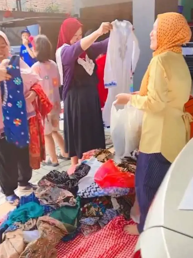 Diserbu Warga, Ini 7 Potret Ayu Ting Ting Gelar Bazar Pakaian Bekas di Rumah