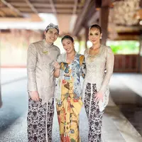 Sebelum resmi meminang Luna Maya sebagai istri, Maxime Bouttier menjalani prosesi siraman yang penuh makna sebagai bagian dari rangkaian pernikahannya. Acara ini berlangsung di Bali pada 6 Mei 2025. [Foto: instagram/ Ayu Dewi]