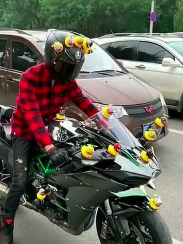 7 Potret Kejadian Kocak di Jalan Raya, Bikin Enggak Habis Pikir