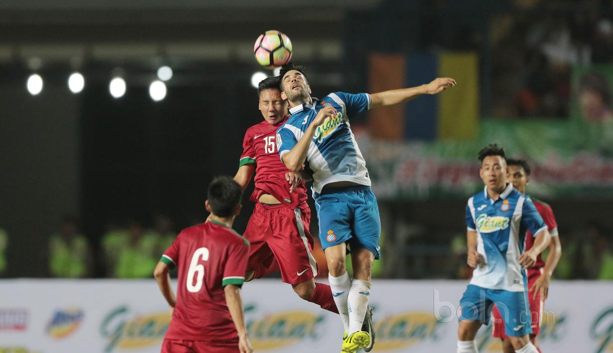 Duel Pemain Timnas Indonesia U-19, Syahrian Abimanyu (kiri) dan pemain Espanyol B pada laga persahabatan di Stadion GBLA, Bandung, (15/7/2017). Timnas U-19 kalah 2-4. (Bola.com/Nicklas Hanoatubun)