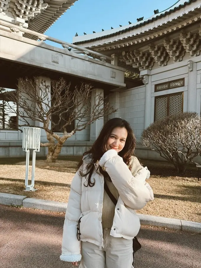Dea Annisa sedang berlibur di Korea, penampilannya bisa kamu jadikan inspirasi untukmu yang ingin berlibur