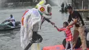Sebelumya, pertunjukan ini sebelumnya telah sukses memukau penonton di Guangxi, China, dan Sydney, Australia, sebelum akhirnya hadir secara perdana di Jakarta. Tampak dalam foto, penampil mengenakan kostum barongsai beratraksi Aerial Lion Dance di Danau Senayan Park, Jakarta, 14 Februari 2026. (merdeka.com/Arie Basuki)