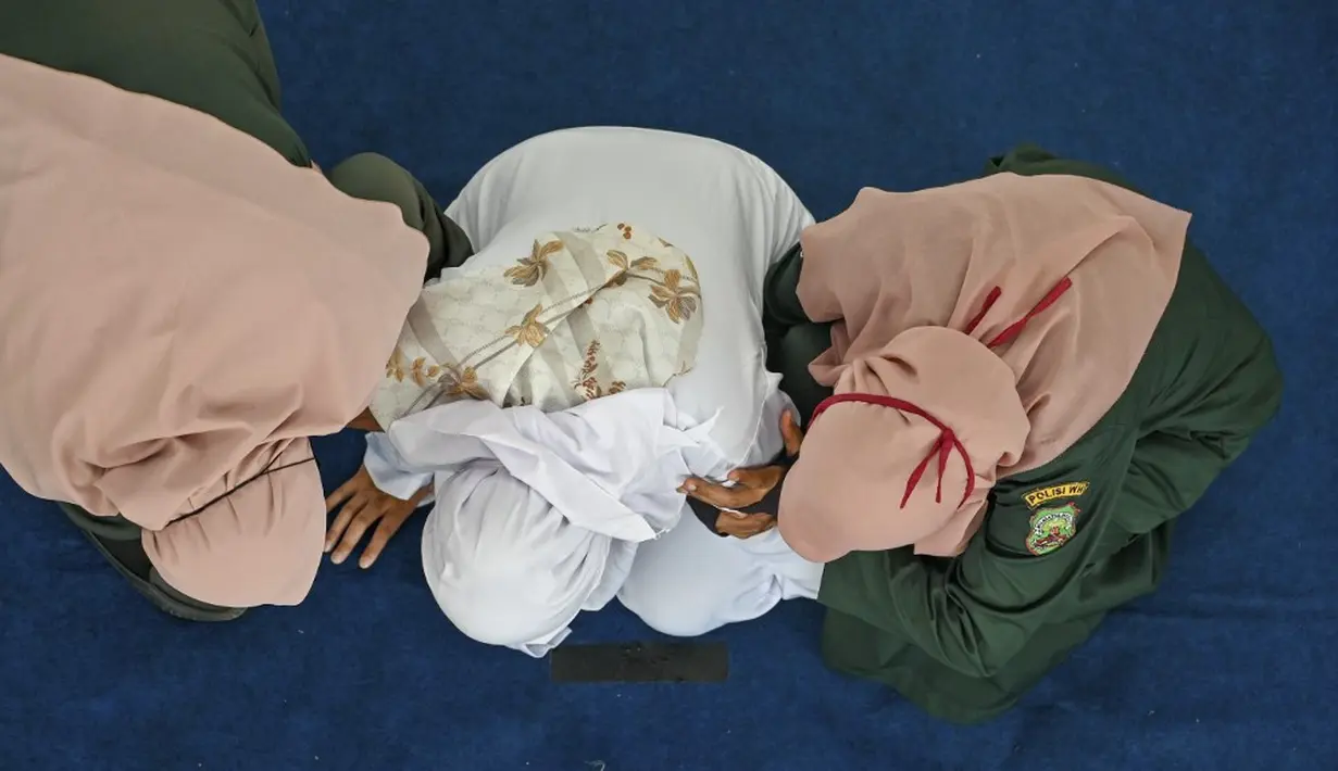 <p>Kasus pasangan non muhrim itu terjadi pada 8 Maret 2023 sekira pukul 15.30 WIB. Perzinaan dilakukan di dalam sebuah mobil Avanza yang terparkir di Pelabuhan Ulee Lheue, Kecamatan Meuraxa, Kota Banda Aceh. Keduanya ditangkap oleh petugas Satpol PP dan Wilayatul Hisbah Kota Banda Aceh saat melakukan patroli di kawasan tersebut. (CHAIDEER MAHYUDDIN/AFP)</p>