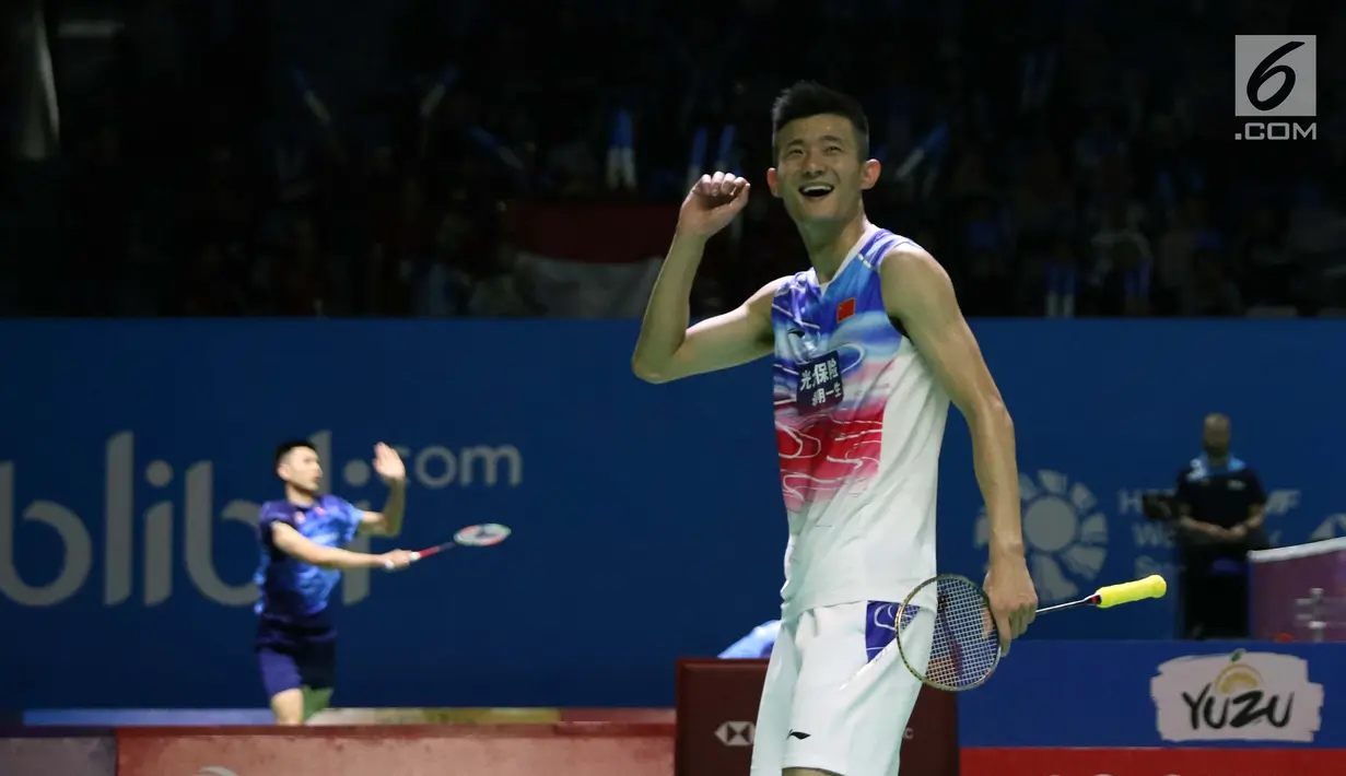 Pebulu Tangkis unggulan kelima Indonesia Open 2019 asal China, Chen Long saat melawan Tommy Sugiarto (Indonesia) di Babak 32 besar Indonesia Open 2019 di Istora Senayan, Jakarta, Rabu (17/7/2019). Tommy kalah 20-22, 21-14. 16-19, 17-21. (Liputan6.com/Helmi Fitrhiansyah)
