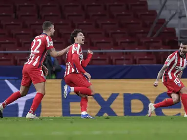 Gelandang Atletico Madrid, Joao Felix (tengah) berselebrasi usai mencetak gol ke gawang Salzburg pada pertandingan grup A Liga Champions di stadion Wanda Metropolitano di Madrid, Spanyol, Selasa (27/10/2020). Joao Felix mencetak dua gol dan mengantar Atletico menang 3-2. (AP Photo/Manu Fernandez)