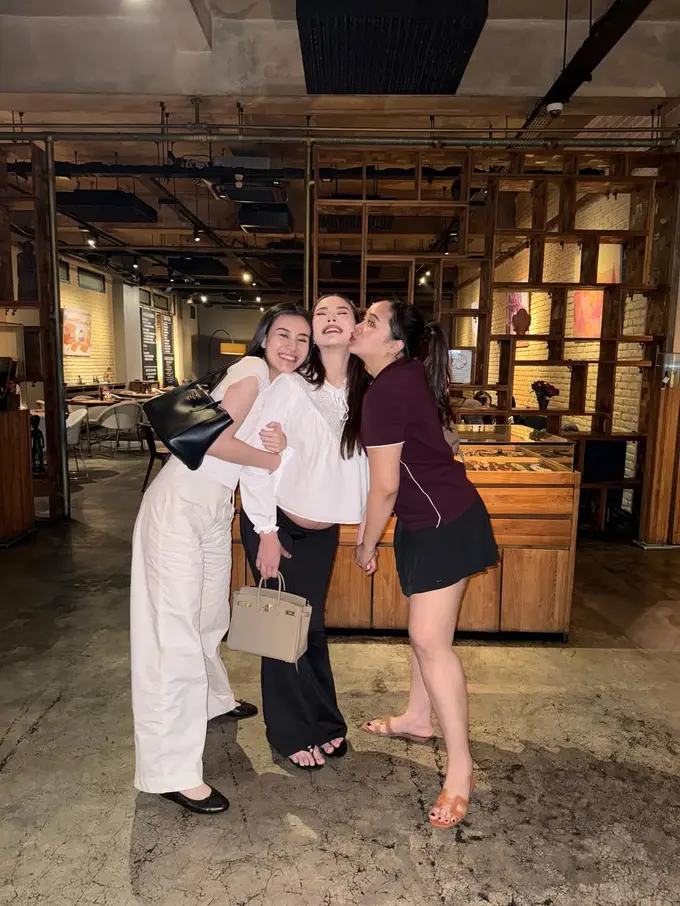 Chic & Cheerful! Gaya Aaliyah Massaid Hangout Bareng Bumil Alyssa Daguise, Sudah Tak Sabar Sambut Baby S