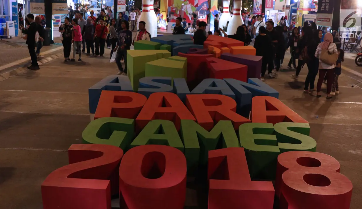 Pengunjung memadati zona festival Asian Para Games 2018 di Kompleks Stadion Gelora Bung Karno, Jakarta, Rabu (10/10). Zona ini dibuka seiring perhelatan Asian Para Games 2018, 6-13 Oktober. (Liputan6.com/Helmi Fithriansyah)