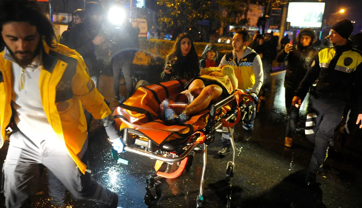 Korban terluka akibat penembakan di kelab malam di evakuasi tim medis di Istanbul, Turki (1/1). Aksi penembakan brutal dilaporkan terjadi di sebuah kelab malam di Istanbul, selama perayaan malam Tahun Baru. (Murat Ergin/Ihlas News Agency via Reuters)