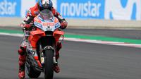 Aksi pembalap Ducati, Jorge Lorenzo pada latihan bebas MotoGP Catalunya 2018 di Circuit de Barcelona-Catalunya. (LLUIS GENE / AFP)