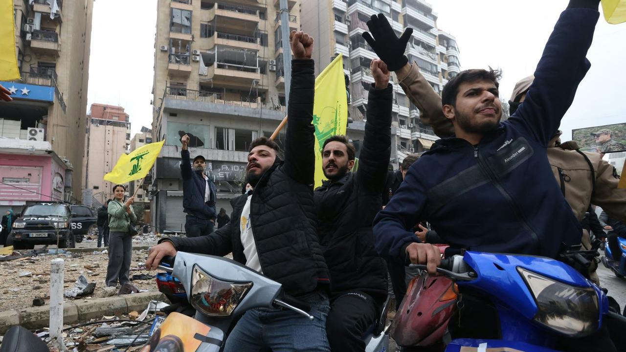 FOTO: Kegembiraan Simpatisan Hizbullah Klaim Menang Perang Usai Israel Sepakati Gencatan Senjata