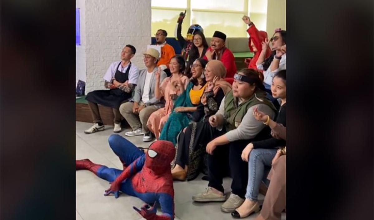 Tak disangka, Gubernur Jawa Barat Ridwan Kamil sampai berkomentar pada akun Instagram @undercover.id yang membagikan ulang video itu.