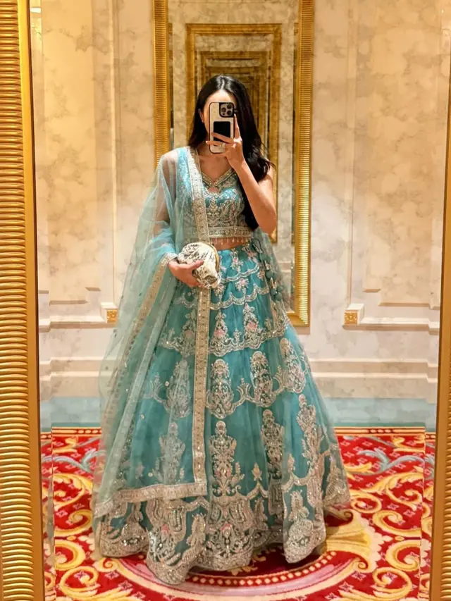 Pesona Beby Tsabina Dibalut Sari Busana Tradisional India saat Kondangan. [@bebytsabina]