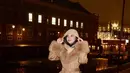 Di Copenhagen, Lyodra mengenakan long coat dengan aksen bulu di leher dan lengan. Dipadukan Inner hoodie coklat dan sepatu bootsnya. [@lyodraofficial]