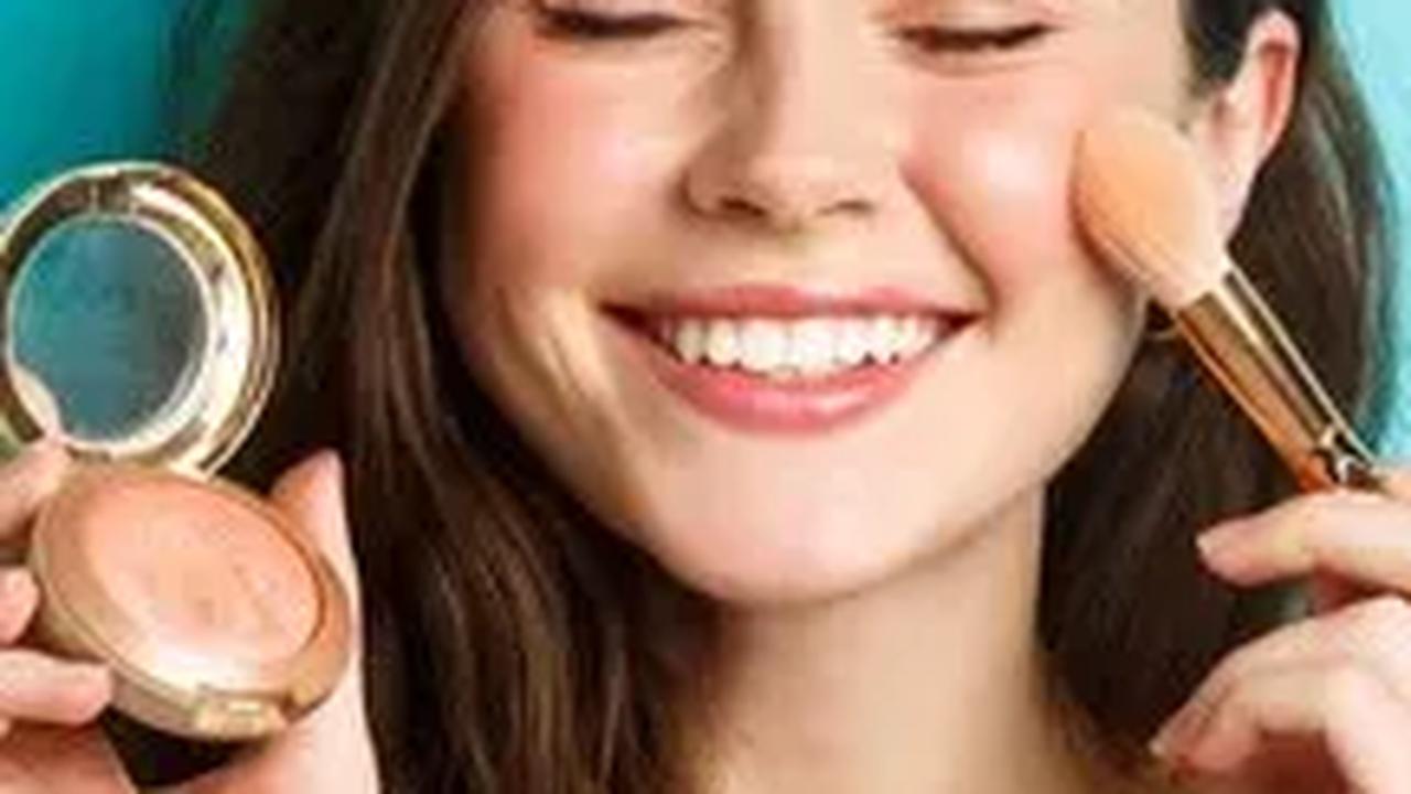 Jadi, jangan ragu untuk mencoba dan eksperimen dengan clean girl makeup agar tampilan naturalmu semakin menonjol di tengah keramaian media sosial. "Keep it simple, keep it chic!"